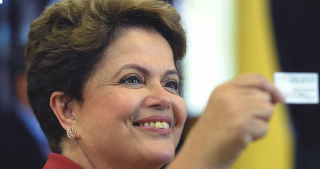 Dilma é reeleita em votação apertada