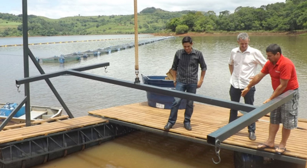 Deputado visita projeto de produção de peixes no lago da Usina de Itá