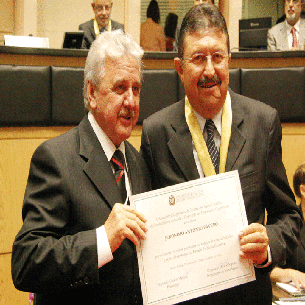 HOMENAGEM MEMORÁVEL NA ASSEMBLEIA NUM RECONHECIMENTO COM A COMENDA DO PODER LEGISLATIVO