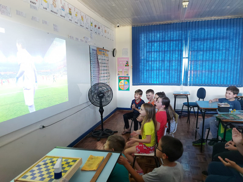 CLIMA DA COPA DO MUNDO SEGUE MOBILIZANDO JOVENS TORCEDORES NA REDE MUNICIPAL DE ENSINO EM PIRATUBA