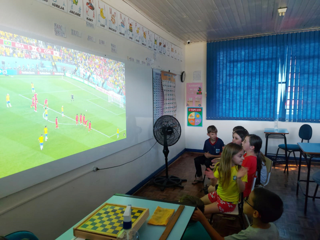 CLIMA DA COPA DO MUNDO SEGUE MOBILIZANDO JOVENS TORCEDORES NA REDE MUNICIPAL DE ENSINO EM PIRATUBA