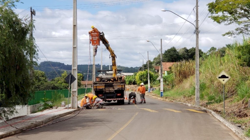 OBRAS DE CONSTRUÇÃO DE NOVA REDE DE ABASTECIMENTO DE ENERGIA ELÉTRICA É RETOMADA EM PIRATUBA APÓS PERÍODO DE QUARENTENA