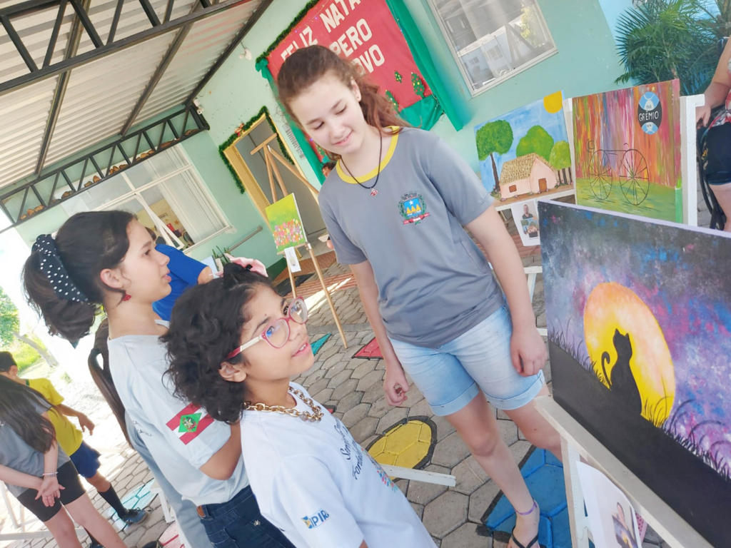 Evento chamou atenção pela beleza das obras e entusiasmo dos artistas com o universo das tintas e pincéis na unidade que atende o município de Piratuba