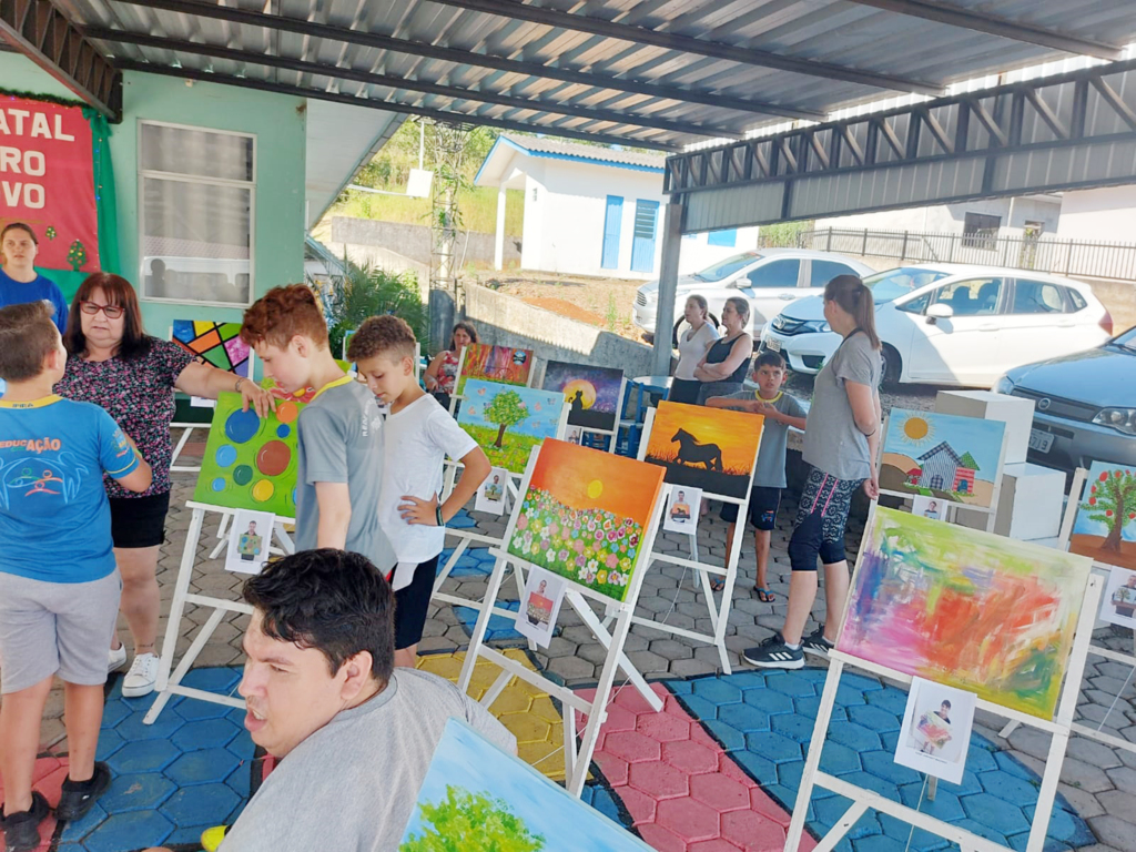 Evento chamou atenção pela beleza das obras e entusiasmo dos artistas com o universo das tintas e pincéis na unidade que atende o município de Piratuba