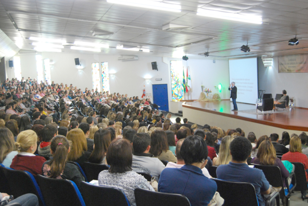 Mais de 700 professores participam de seminário sobre Educação