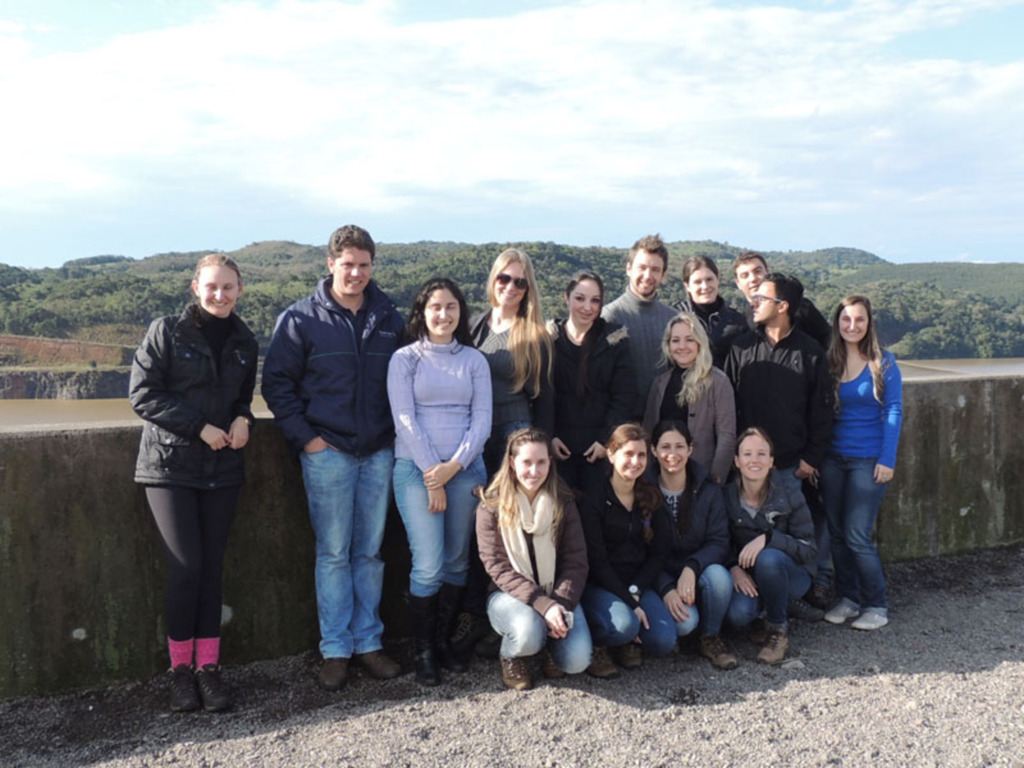 Estudantes visualizam diferentes estágios de recuperação ambiental