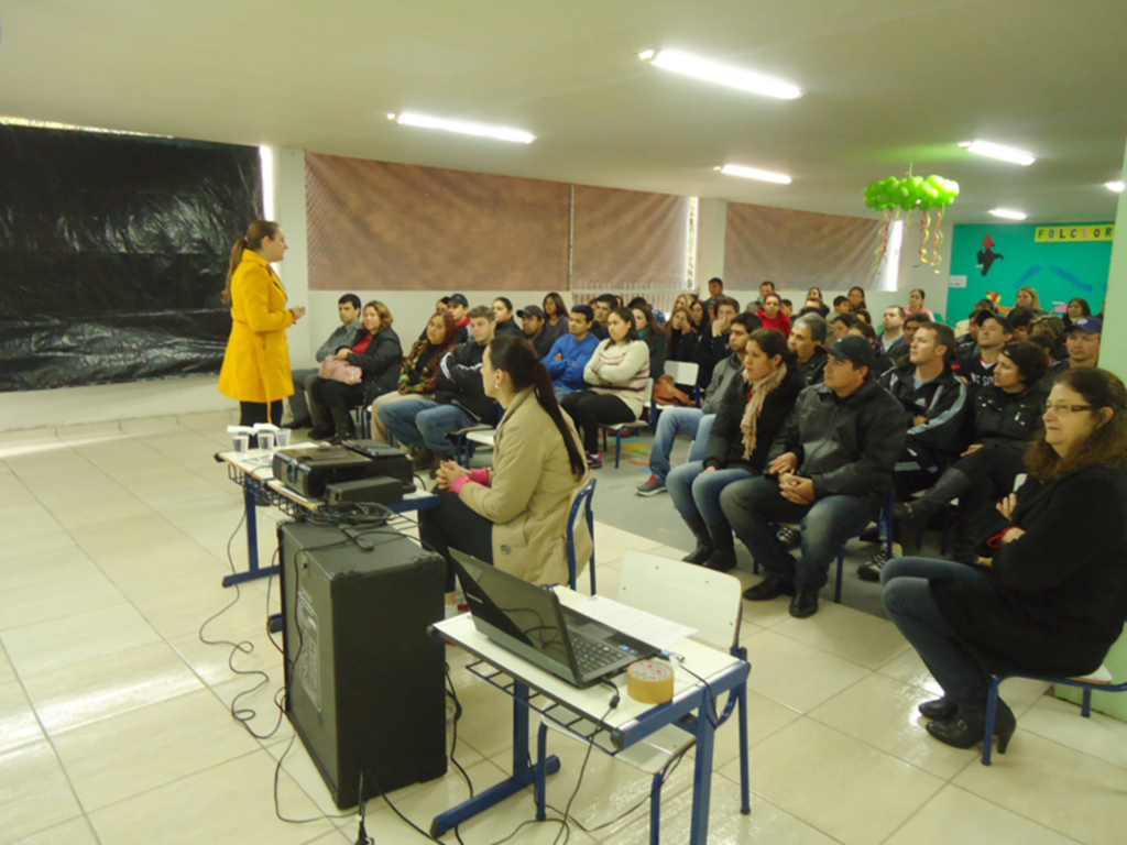 CMEI conquistando meu espaço realizou um encontro da ?Família na Escola? em homenagem aos pais