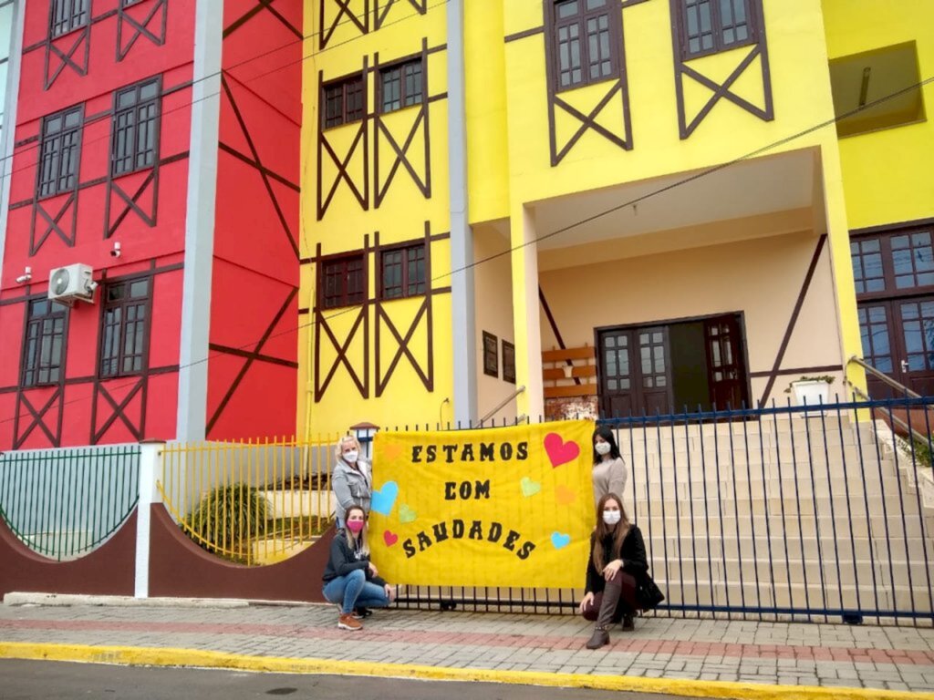 PROFESSORES FAZEM ATO SIMBÓLICO PARA MOTIVAR ESTUDANTES DA PRINCIPAL INSTITUIÇÃO DE ENSINO PÚBLICO DE PIRATUBA