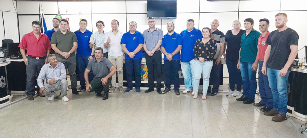 Aldo Azevedo / jornalista - Foto legenda: Vereadores e representantes da Câmara de Dirigentes Lojistas.