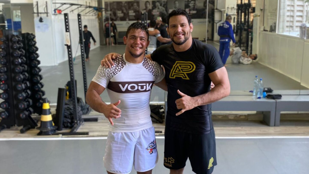 (Foto: Arquivo Pessoal) - Brod (de branco) ao lado do treinador, Felipe Pena