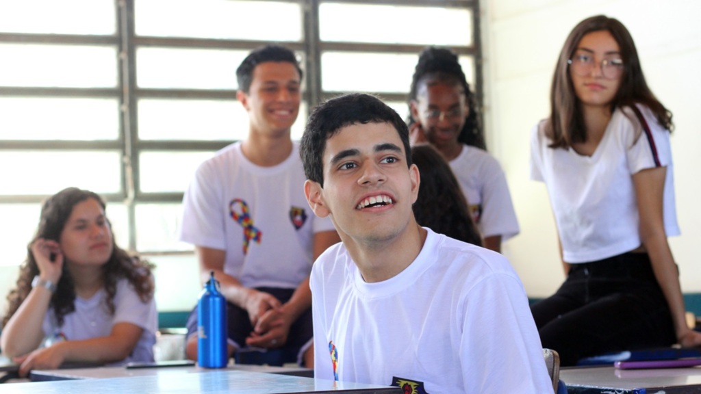 Foto: Jô Folha - DP - Eduardo da Silva Pernas conclui Ensino Médio em celebração com os colegas
