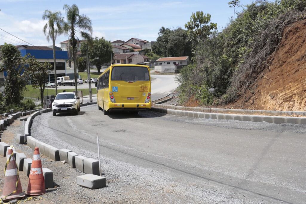 Rua dos Suíços, no bairro Costa e Silva, recebe primeira capa asfáltica