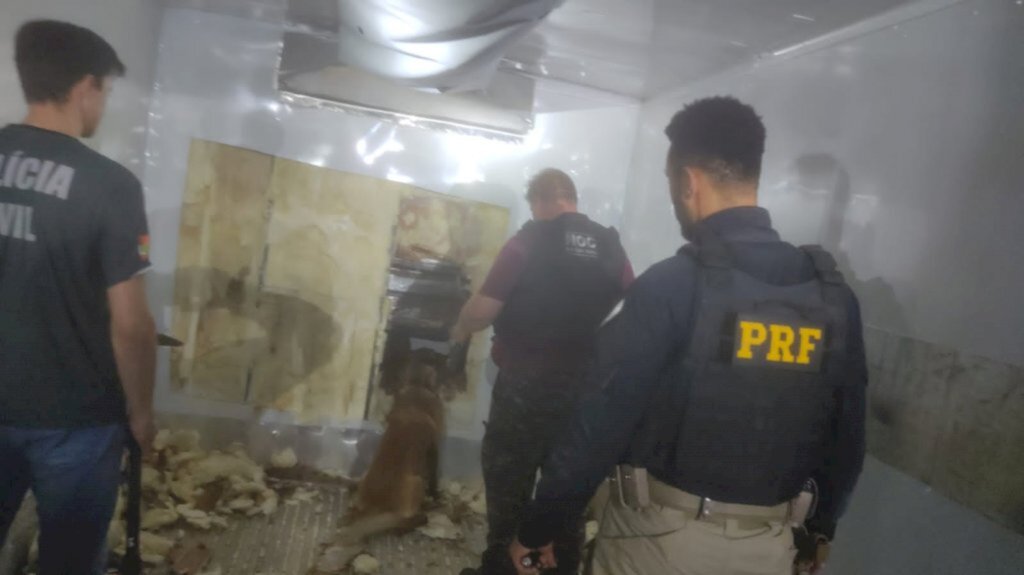 PRF, com apoio da P. Civil, apreende grande quantidade de maconha em fundo falso de baú na BR-280 em Canoinhas