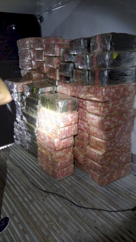 PRF, com apoio da P. Civil, apreende grande quantidade de maconha em fundo falso de baú na BR-280 em Canoinhas