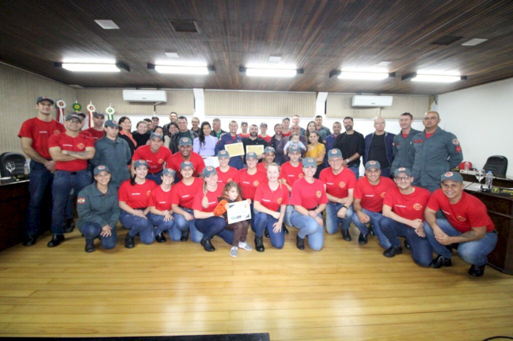 Bombeiro e Médico que salvaram criança engasgada em circo recebem homenagem da Câmara de Vereadores de Canoinhas