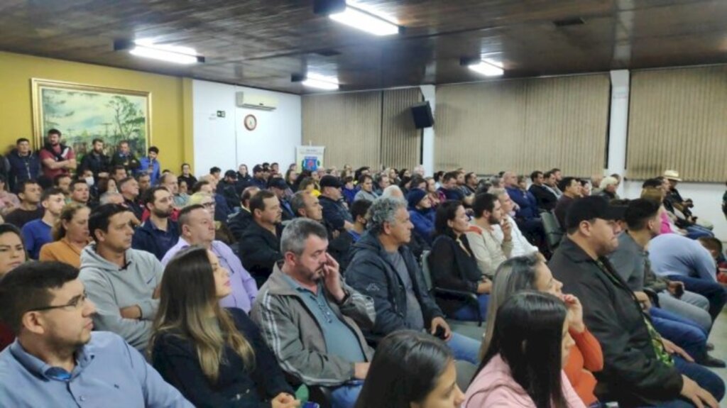 Na 1ª Sessão após prisão de prefeito e vice, vereadora dispara: CANALHAS