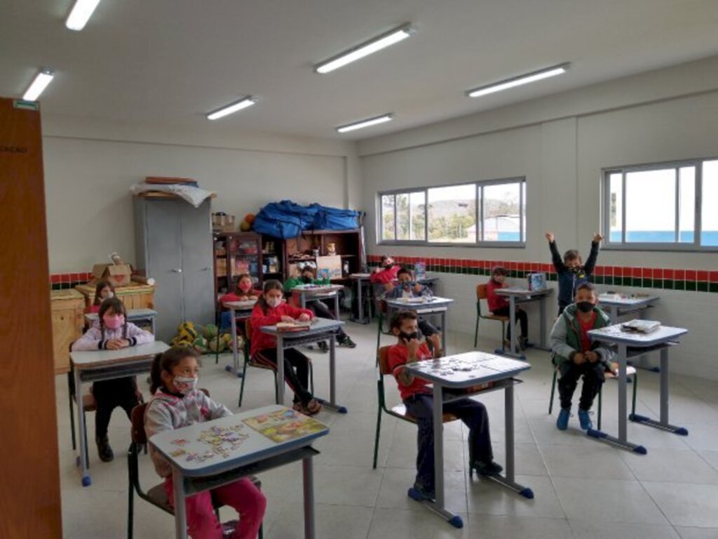SC encerra semestre letivo com 70% de alunos no modelo presencial e 95% de professores vacinados