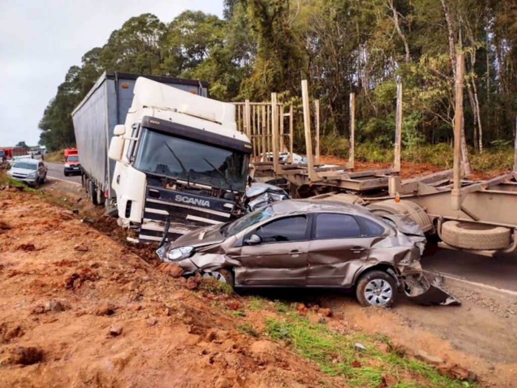 Condutor de carreta não conseguiu frear e provocou engavetamento em Irineópolis