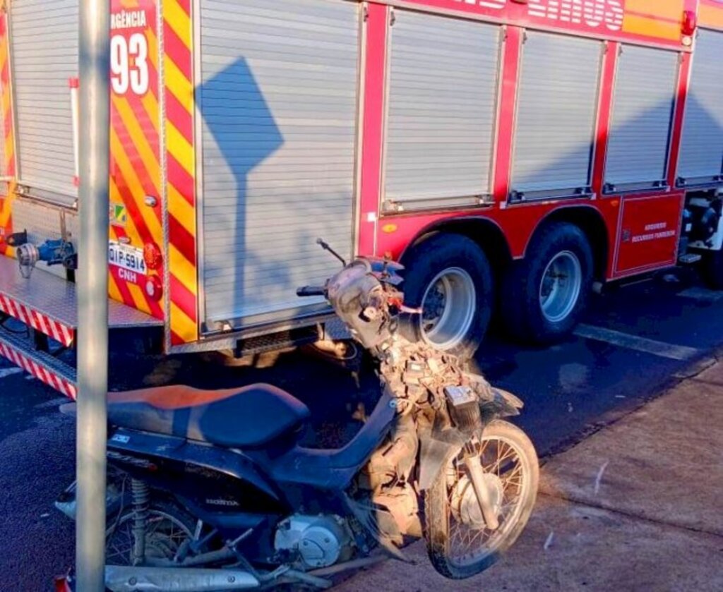 Motociclista fica ferido ao colidir contra carro e em esquina de Canoinhas