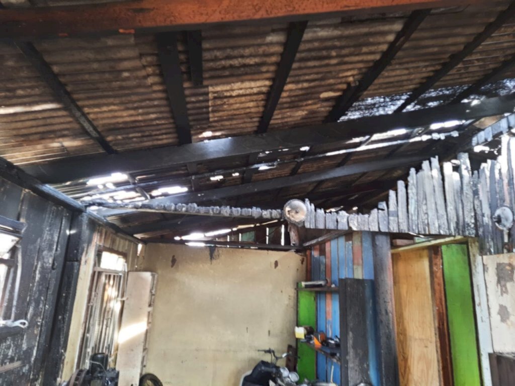Incêndio destrói parte de oficina de motos no São Cristóvão