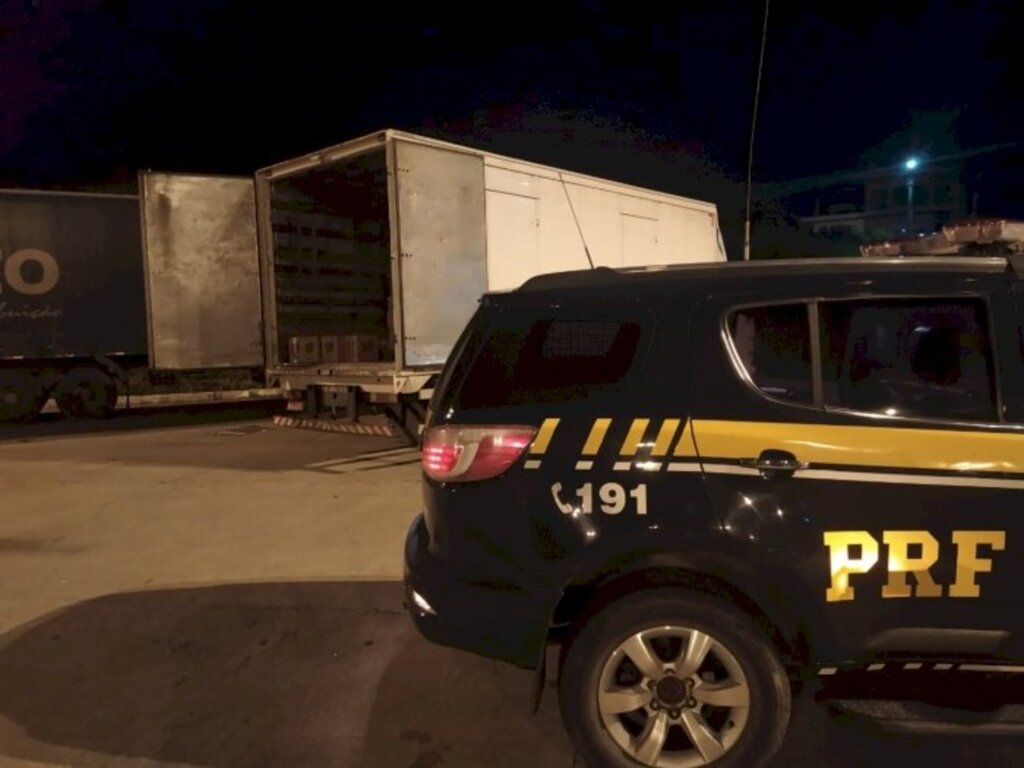 PRF flagra 2 mil litros de vinho sem nota fiscal em Mafra