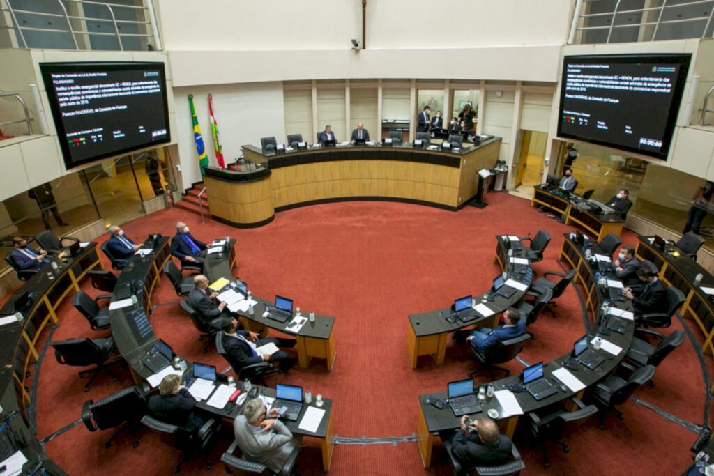 Alesc aprova o auxílio financeiro a famílias carentes; Prevista economia de R$ 1 bilhão na Previdência; O projeto de Moisés para a BR-282 entre outros destaques