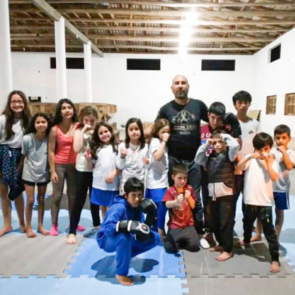 Equipe de Muay Thai que tem apoio da Cerpalo disputa competição estadual