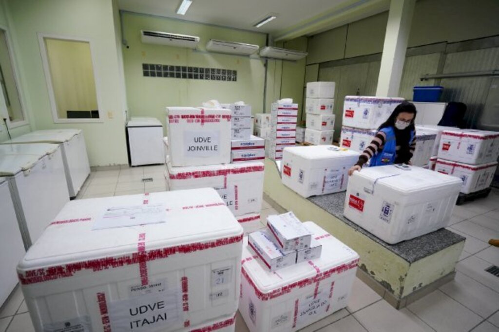 Mais de 230 mil doses da vacina contra a Covid-19 serão distribuídas em Santa Catarina nesta quinta-feira
