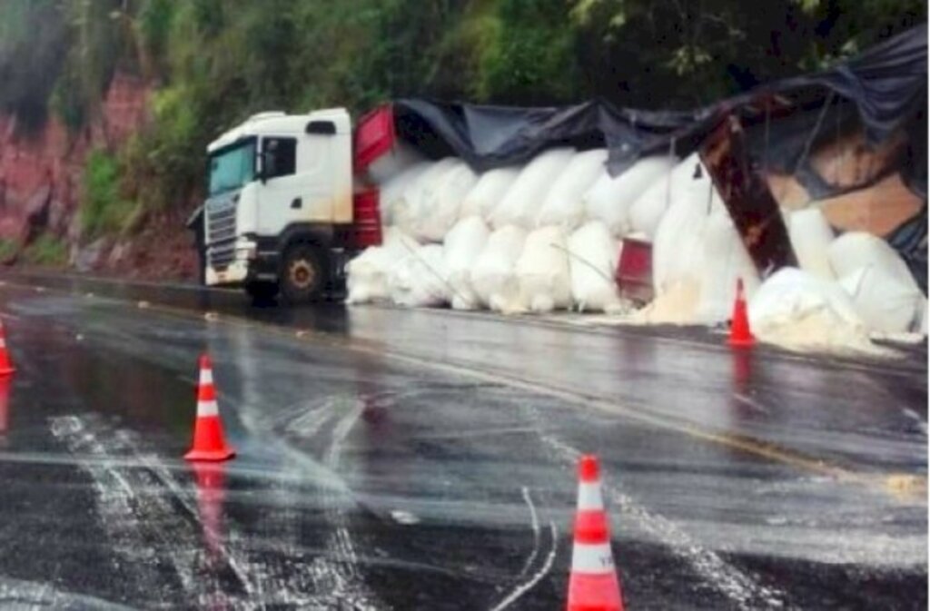 Caminhão que transportava 31 toneladas de trigo sofre acidente na Serra do Espigão