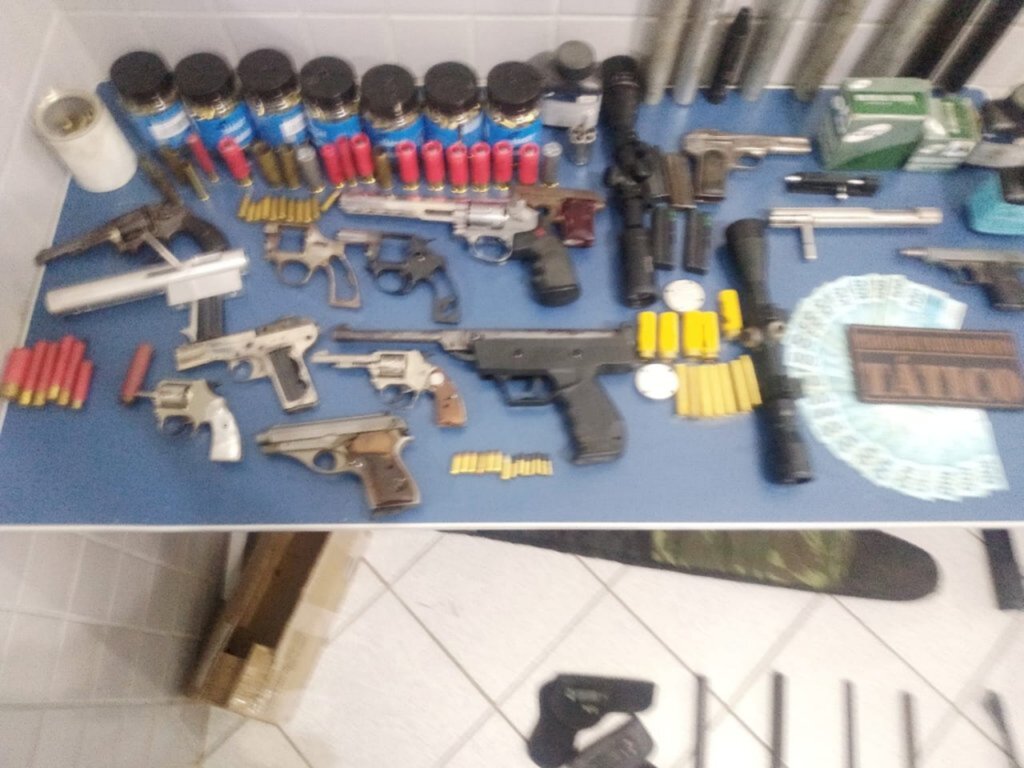Canoinhese é flagrado com arsenal clandestino dentro de casa