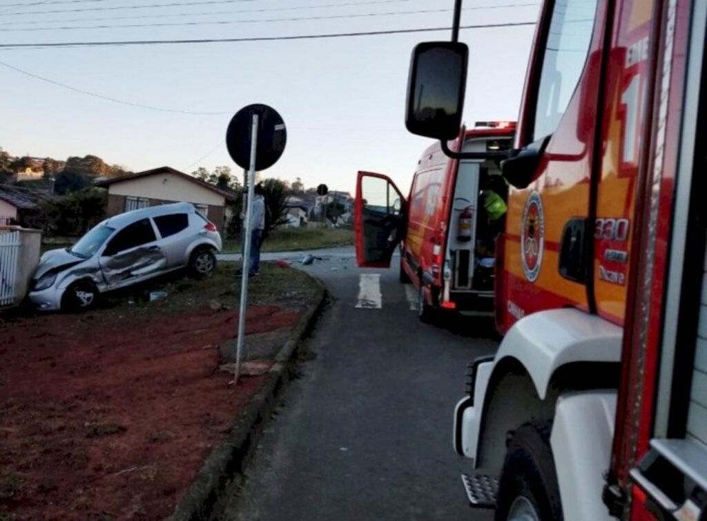 Condutores colidem com seus carros no Jardim Esperança em Canoinhas