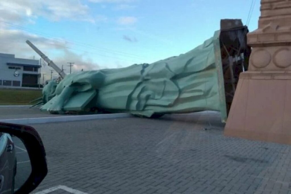 Ventania derruba estátua da Havan. Empresa disse que ninguém se feriu.