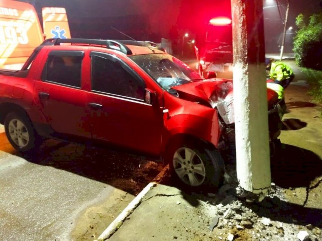 Condutor perde controle e quase derruba poste em Três Barras