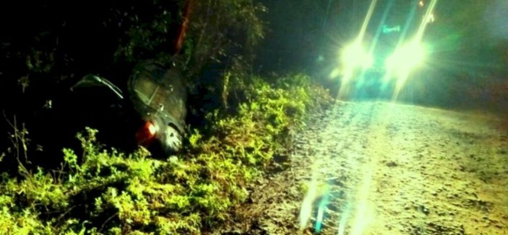 Condutora perde controle, sai da estrada e colide contra árvores na Fartura