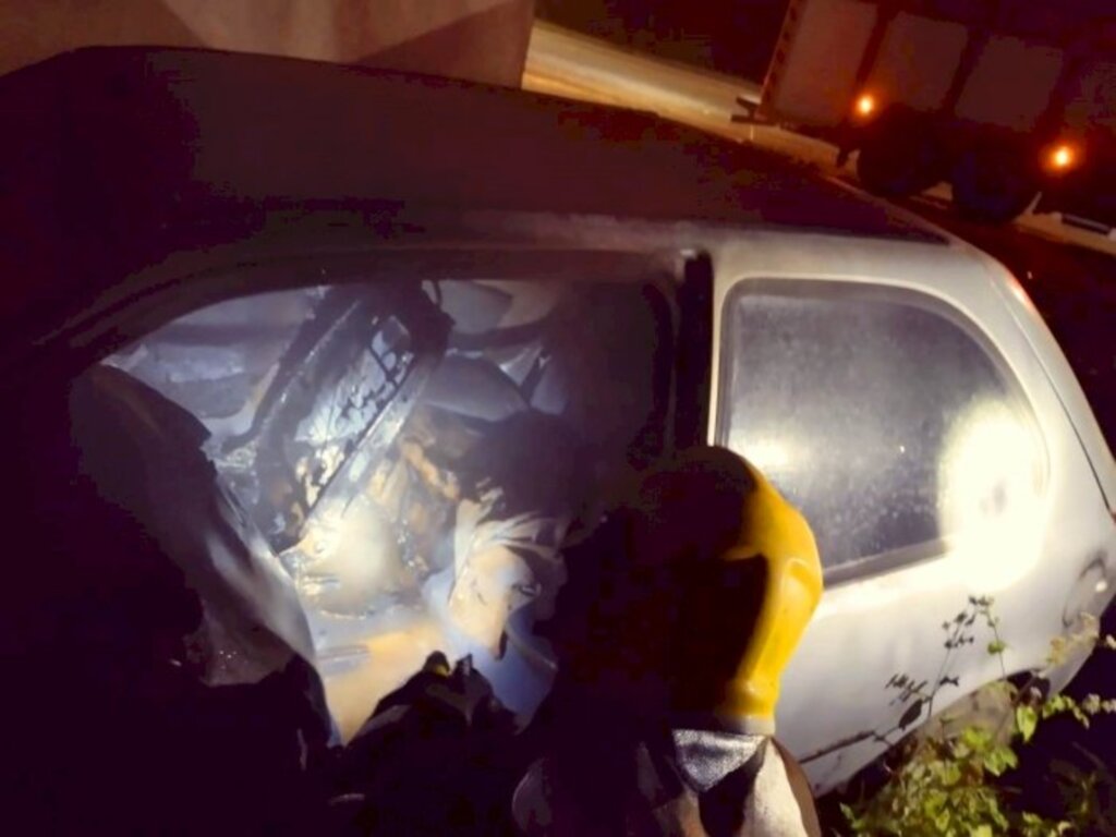 Carro pega fogo em oficina de Três Barras
