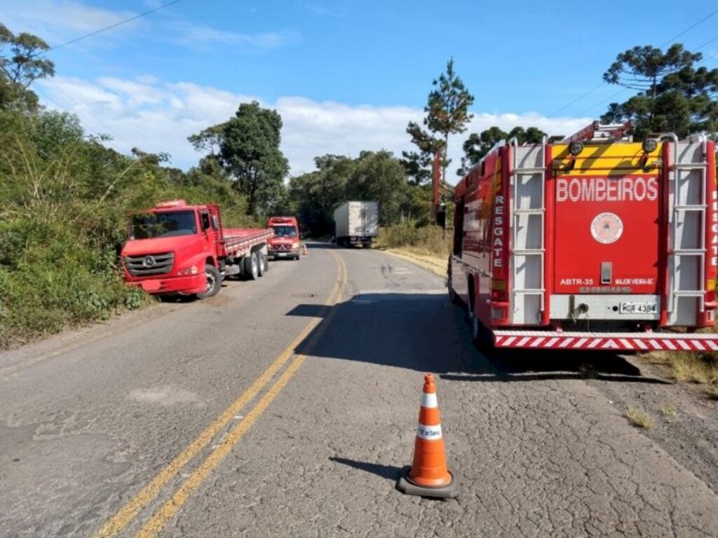 Dois caminhões colidem de frente na SC 477 no trecho entre Canoinhas e Papanduva