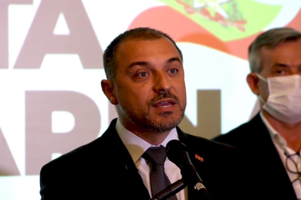 Moisés reassume SC e anuncia retorno do secretariado