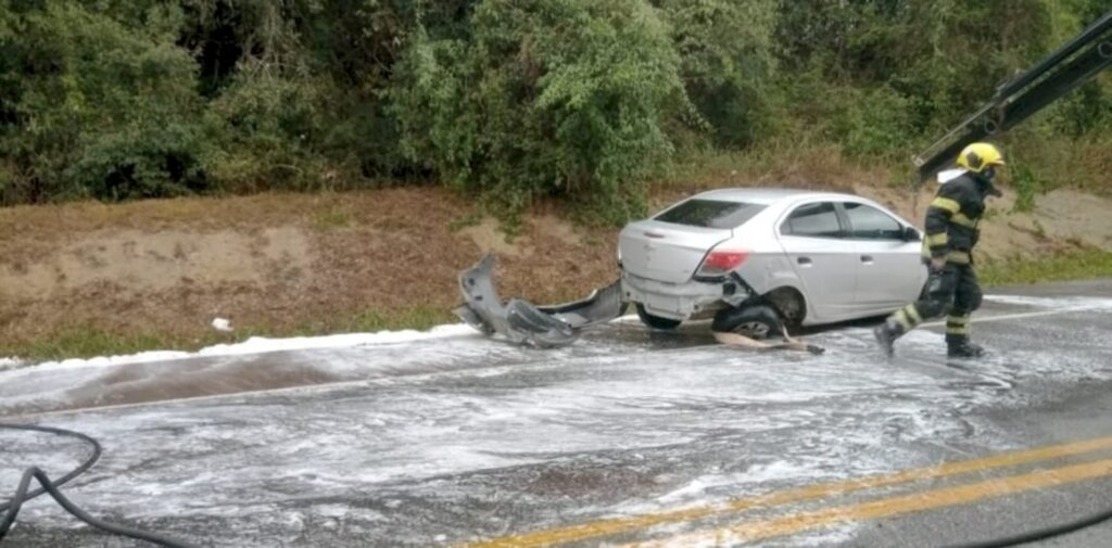 Motorista perde direção de Prisma e bate em barranco na 280