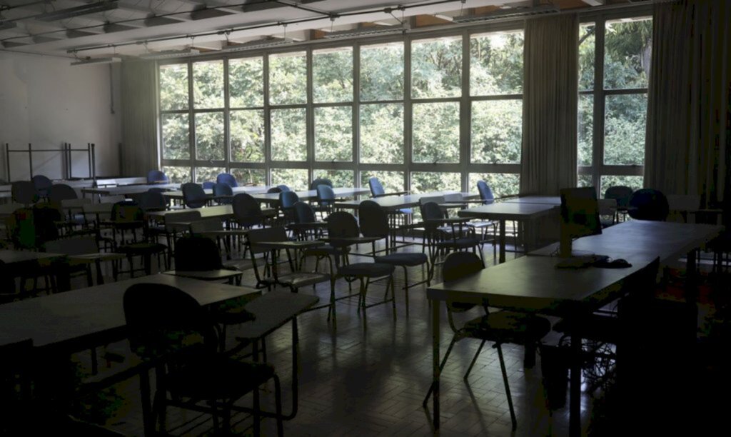 Câmara aprova projeto de lei que torna escolas serviços essenciais