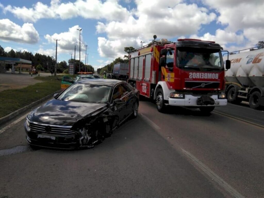Acidente envolve dois carros e uma carreta na BR 116, em Itaiópolis