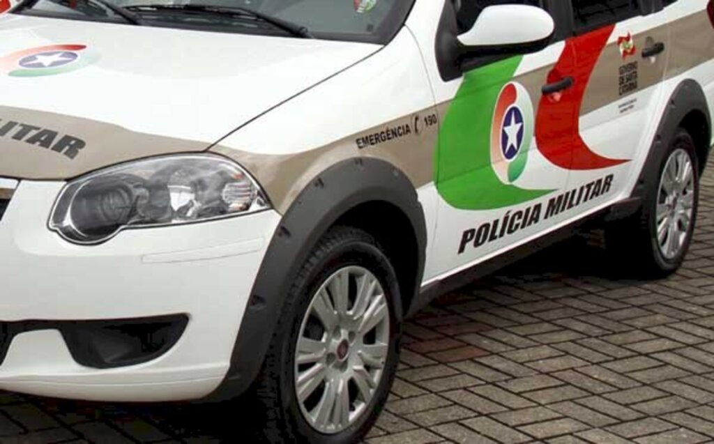 Vítima imobiliza ladrão que tentou furtar relógio, facas e pacotes de suco