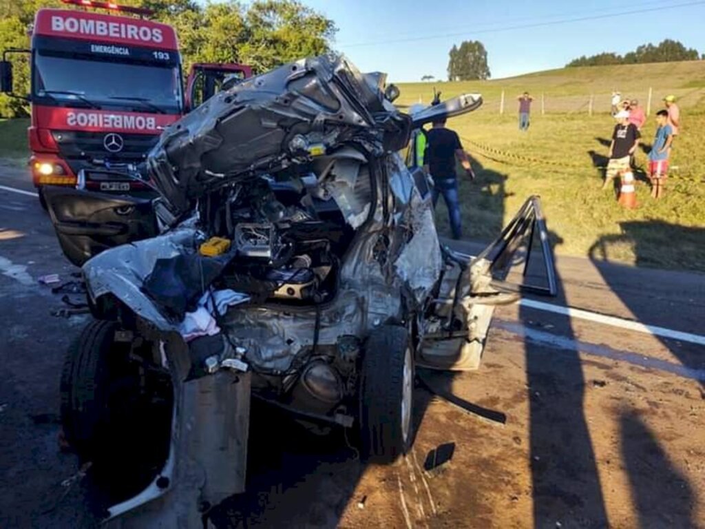 Engavetamento envolve carreta e três carros na BR 116 em Papanduva