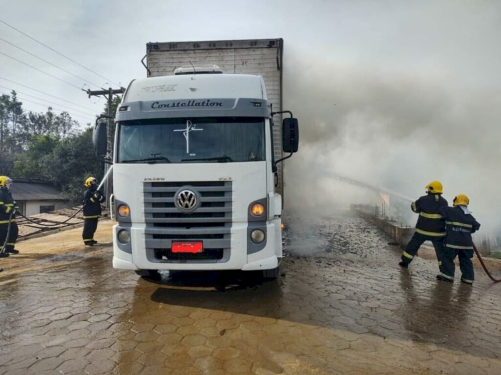 Caminhão carregado com caixões incendeia no bairro Santa Mônica