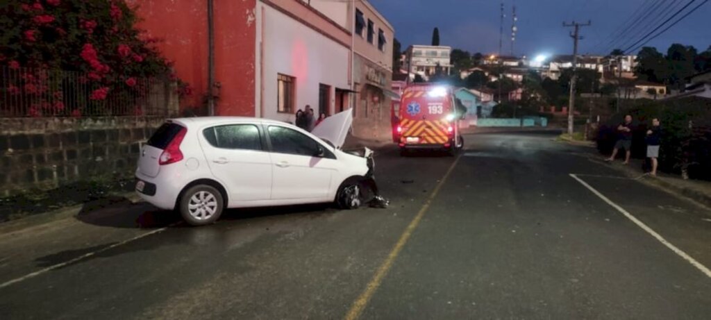 Motorista perde a direção e carro bate na parede de uma casa na Rua Bernardo Olsen