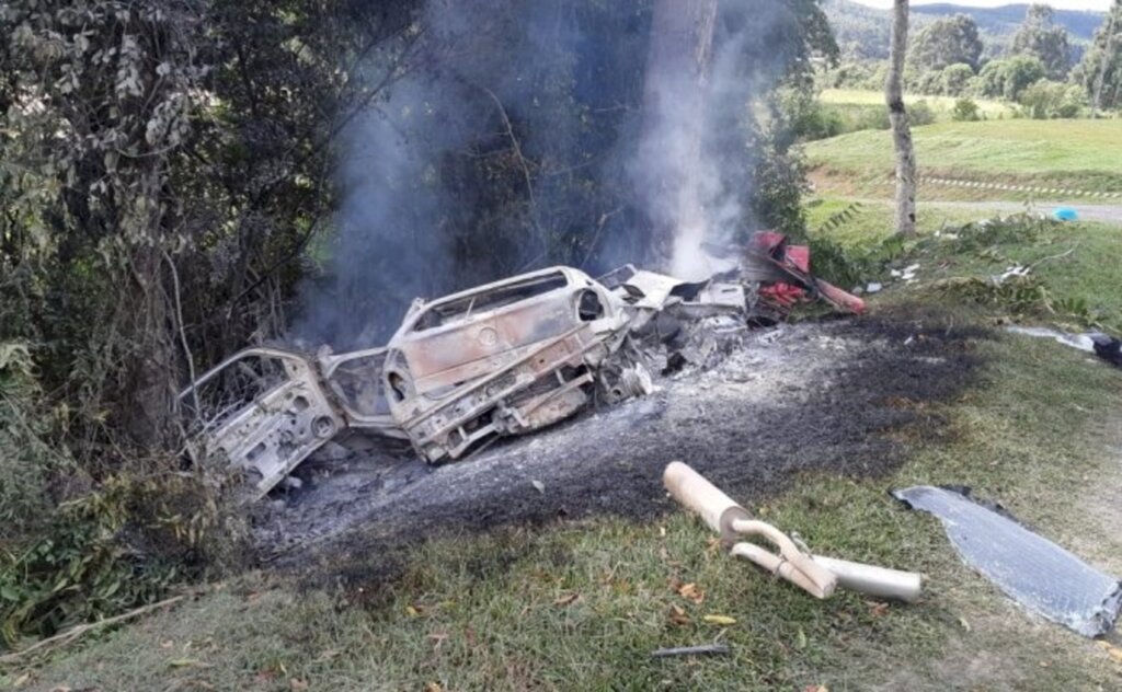 Carro colide contra árvore, pega fogo e motorista morre em Itaiópolis