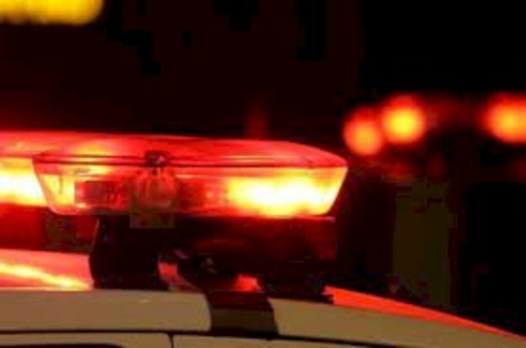 Homem dirigindo bêbado tenta fugir com o carro em marcha ré