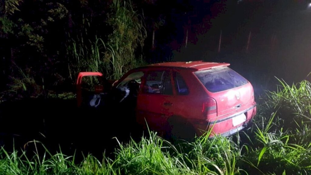 Jovens ficam feridos após colidirem contra um barranco na SC 477