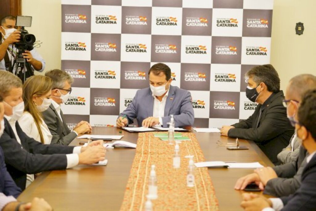 Governador abre linhas de R$ 1,5 bi para auxiliar microempreendedores