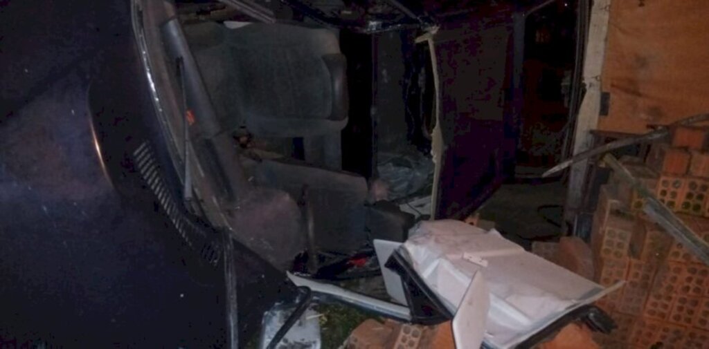 Morre motorista que capotou e atingiu casa em Mafra