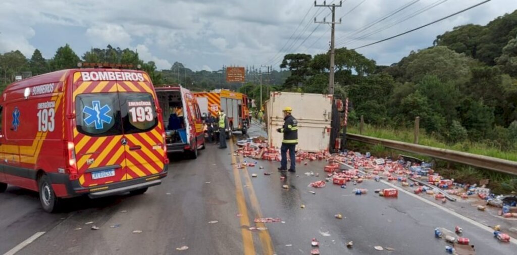 Ônibus que faz linha de Canoinhas a Florianópolis bate contra caminhão